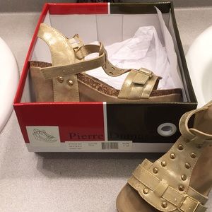 Pierre Dumas wedge heels gold in color